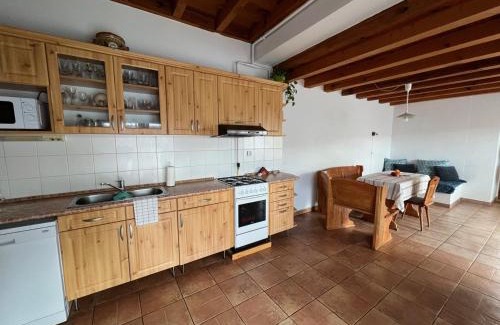 Gencsapati Apartment | Pet-Friendly Retreat at Green Garden Apartman