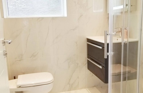 Hillingdon House | Relax at Green Garden in Northwood with Spa & Hot Tub