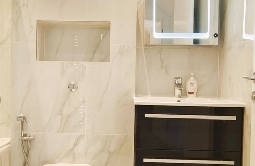 Hillingdon House | Relax at Green Garden in Northwood with Spa & Hot Tub