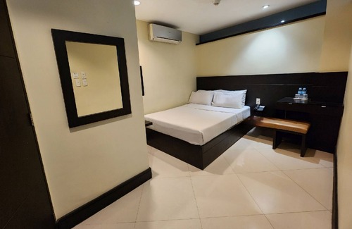 Calamba Hotel | Discover Green Glass Hotel: Family-Friendly with Breakfast