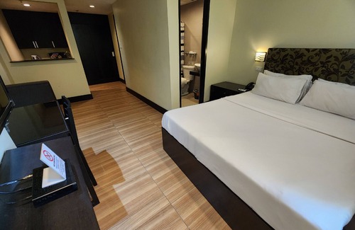 Calamba Hotel | Discover Green Glass Hotel: Family-Friendly with Breakfast
