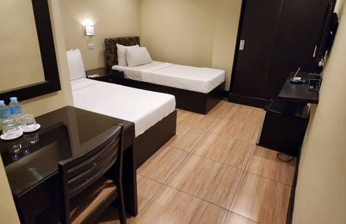 Calamba Hotel | Discover Green Glass Hotel: Family-Friendly with Breakfast