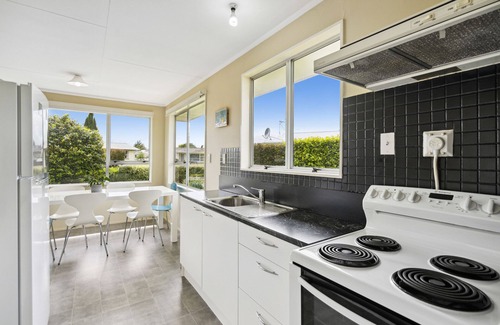 Carterton House | Family-Friendly Green Grove Holiday Home in Carterton