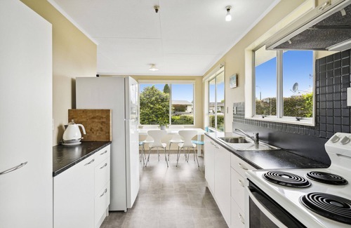 Carterton House | Family-Friendly Green Grove Holiday Home in Carterton