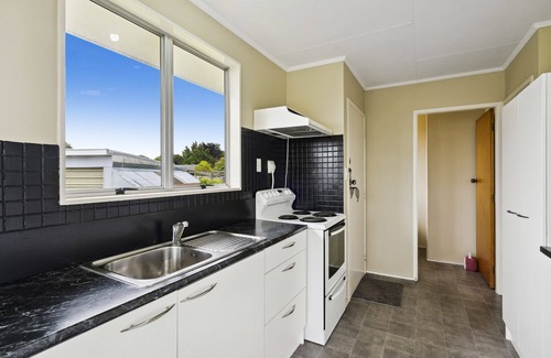 Carterton House | Family-Friendly Green Grove Holiday Home in Carterton