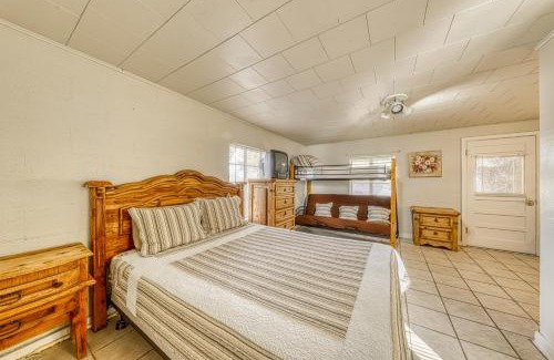 Kingsland House | Relaxing Green Harbor Lake House with Private Beach Access