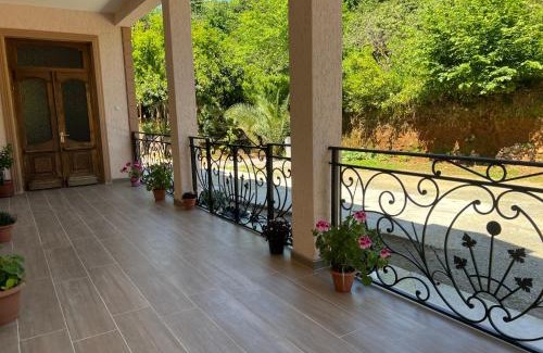 Mtsvane Kontskhi House | Exceptional Green Hause Marina: Family-Friendly with Hot Tub