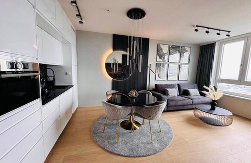 Donaustadt Apartment | Stylish Apartment Near Metro with Pool, Gym & E-Parking