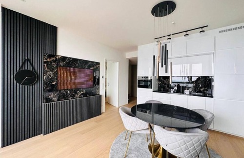 Donaustadt Apartment | Stylish Apartment Near Metro with Pool, Gym & E-Parking