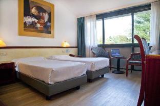 Corgeno Hotel | Pet-Friendly Green Hotel Motel with Breakfast & Dining