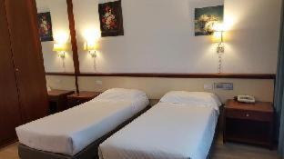 Corgeno Hotel | Pet-Friendly Green Hotel Motel with Breakfast & Dining
