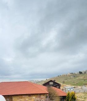 Jordan Cabin | Pet-Friendly Green House with Pool & Dining Options