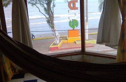Sua House | Discover Green House: Ocean View Lodging in Sua, Ecuador