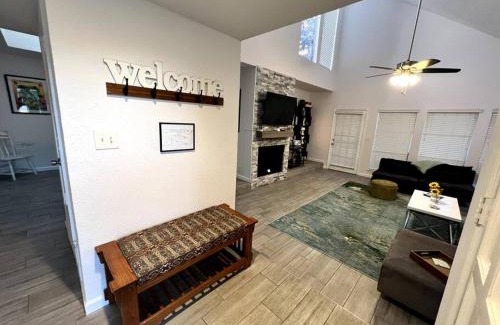 Lakeway House | Cozy Green House by Lake Travis with Pool and Ocean Views