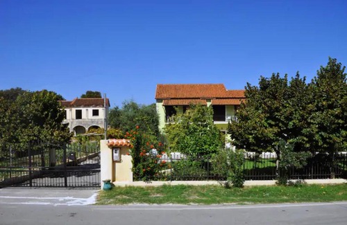 Sfakera Apartment | Green House: Pet-Friendly Stay with Cozy Amenities