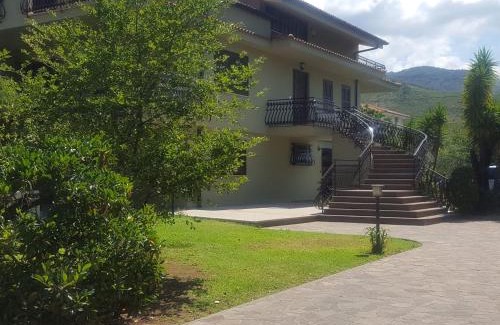 Fondi Bed & Breakfast | Cozy Green House: Family-Friendly with Breakfast & Hot Tub