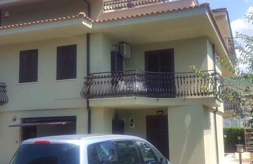 Fondi Bed & Breakfast | Cozy Green House: Family-Friendly with Breakfast & Hot Tub