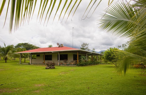 Canton Guatuso House | Family-Friendly Green House Near Río Celeste Awaits You