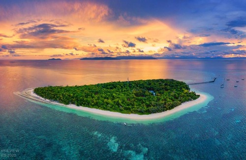 Green Island Resort | Experience Green Island Resort: Poolside Oceanfront Retreat