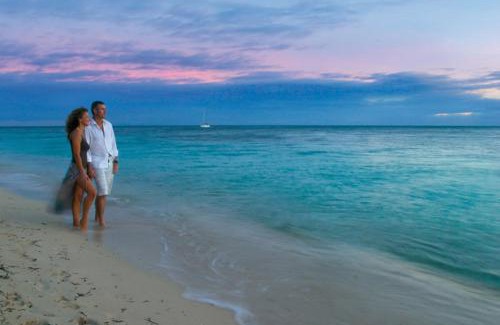 Green Island Resort | Experience Green Island Resort: Poolside Oceanfront Retreat