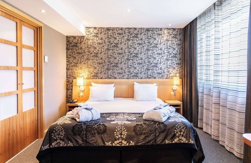 Valence Hotel | Relax at Novotel Valence Sud with Pool & Spa Amenities