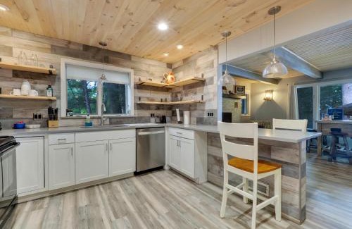 Interlochen House | Oceanfront Serenity at Green Lake Glory Hotel