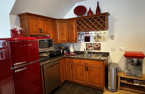 Spicer Condo | Green Lake Suite: 2 BR with Direct Lake Access & Amenities