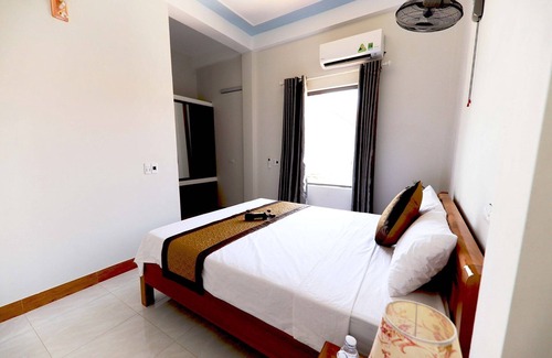 Phong Nha Bed & Breakfast | Cozy Green Land Backpackers Hostel with Triple Bed & Mountain Views