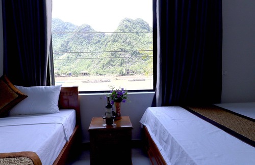 Phong Nha Bed & Breakfast | Cozy Green Land Backpackers Hostel with Triple Bed & Mountain Views