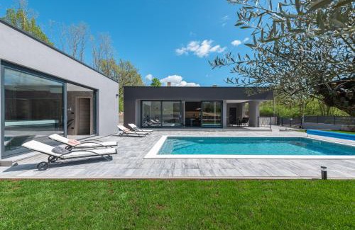 Zupanici Villa | Elegant Green Luxury II with Pool, Jacuzzi & Sauna