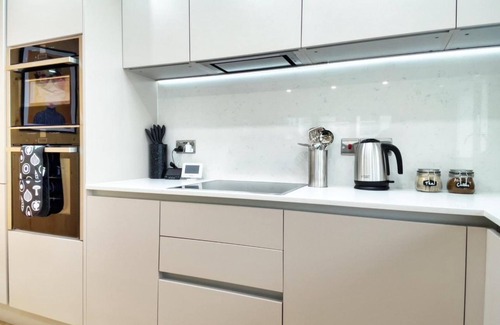Hove House | Convenient Green Mews 1: Pet-Friendly Getaway Awaits