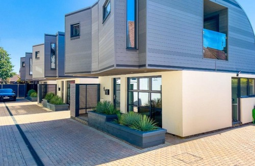 Hove House | Convenient Green Mews 1: Pet-Friendly Getaway Awaits