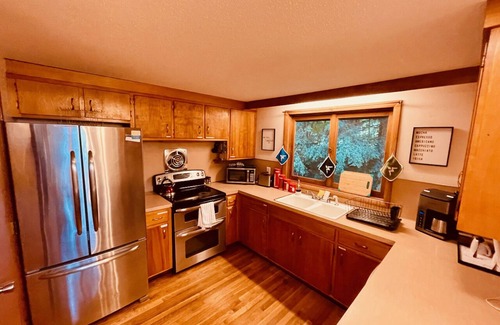 Londonderry Ski Chalet | Idyllic Green Mt Getaway: Family-Friendly with Great Amenities