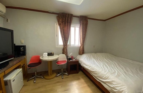 Sungin-dong House | Relax at Green Park House Dongmyo with Family-Friendly Amenities
