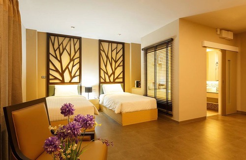 Ladprao Hotel | Discover Green Point Residence Hotel with Pool & Dining