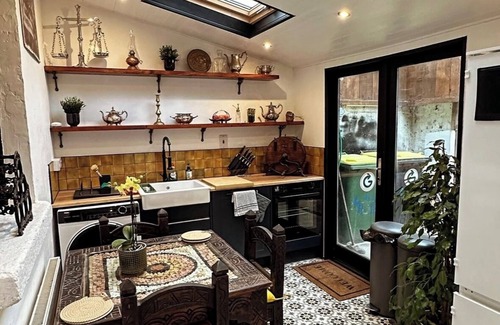 Phibsborough Cabin | Green room - at The Royal Lodge Dublin