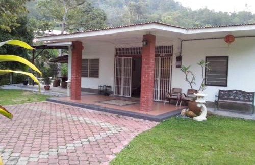 Sungai Lembing House | Cozy Green Season Cottage: Pet & Child Friendly Retreat