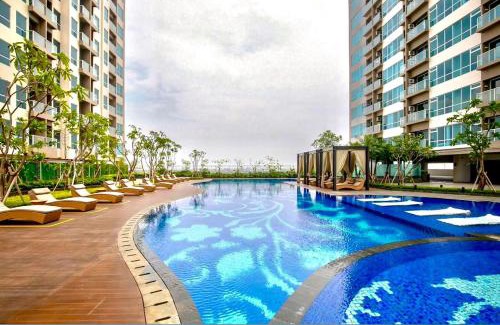 Jakarta Apartment | Unmatched Comfort at Green Sedayu Apartment b28 with Pool