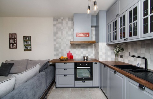 Saints Constantine and Helena Apartment | Green Oasis in the Heart of the City - Akvarel 3 Hotel