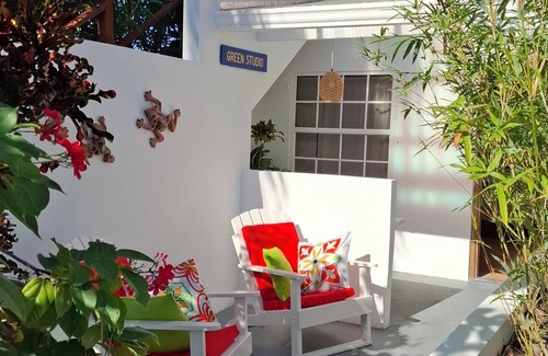 Caye Caulker Apartment | Idyllic Green Studio - Amanda's Place with Pool & Garden