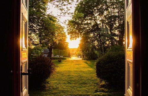 Muritz House | Inviting Green Suite at Gevezin Manor House Awaits You