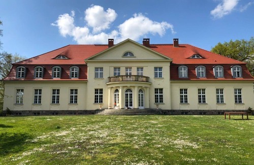 Muritz House | Inviting Green Suite at Gevezin Manor House Awaits You