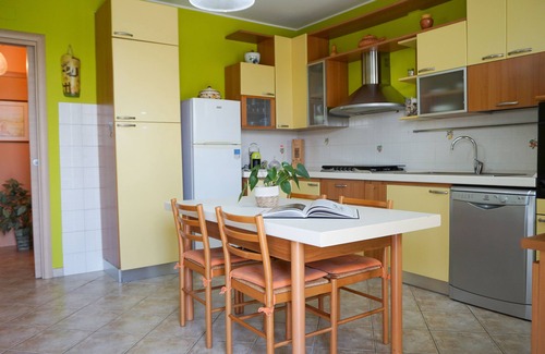 Diano d'Alba Apartment | Serene GREEN SUNNY Hotel with Garden in Nature's Embrace