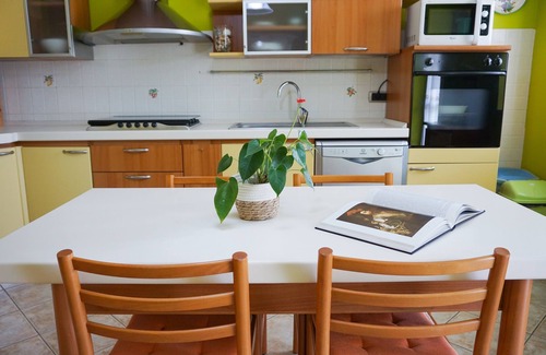Diano d'Alba Apartment | Serene GREEN SUNNY Hotel with Garden in Nature's Embrace