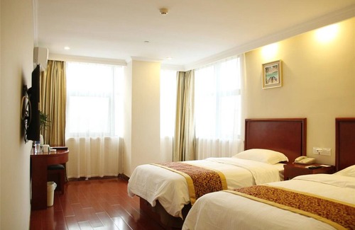 Weihai Hotel | Budget-Friendly Stay at Green Tree Inn Express with Dining