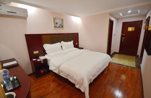 Weihai Hotel | Budget-Friendly Stay at Green Tree Inn Express with Dining