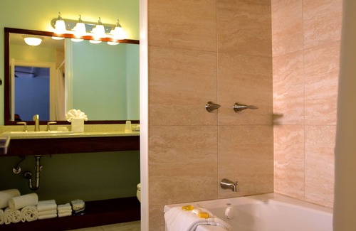 Green Turtle Cay Hotel | Relax at Green Turtle Club Resort & Marina with Ocean Views