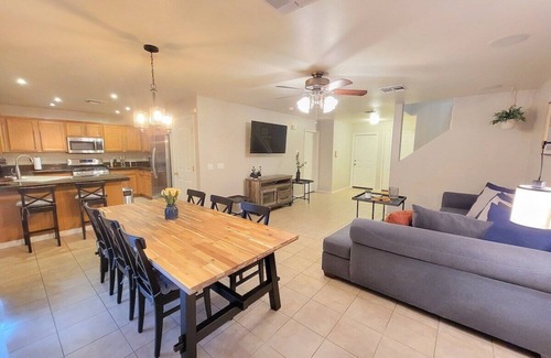Green Valley House | Family-Friendly Home with Spa, Breakfast & Pet Amenities