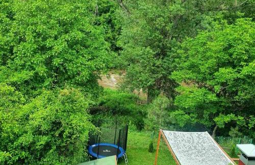 Boboshevo House | Inviting Green View 1: Family & Pet-Friendly Retreat