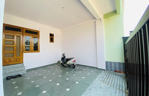 Varanasi Apartment | Cozy Green View Apartment with Private Kitchen & Parking